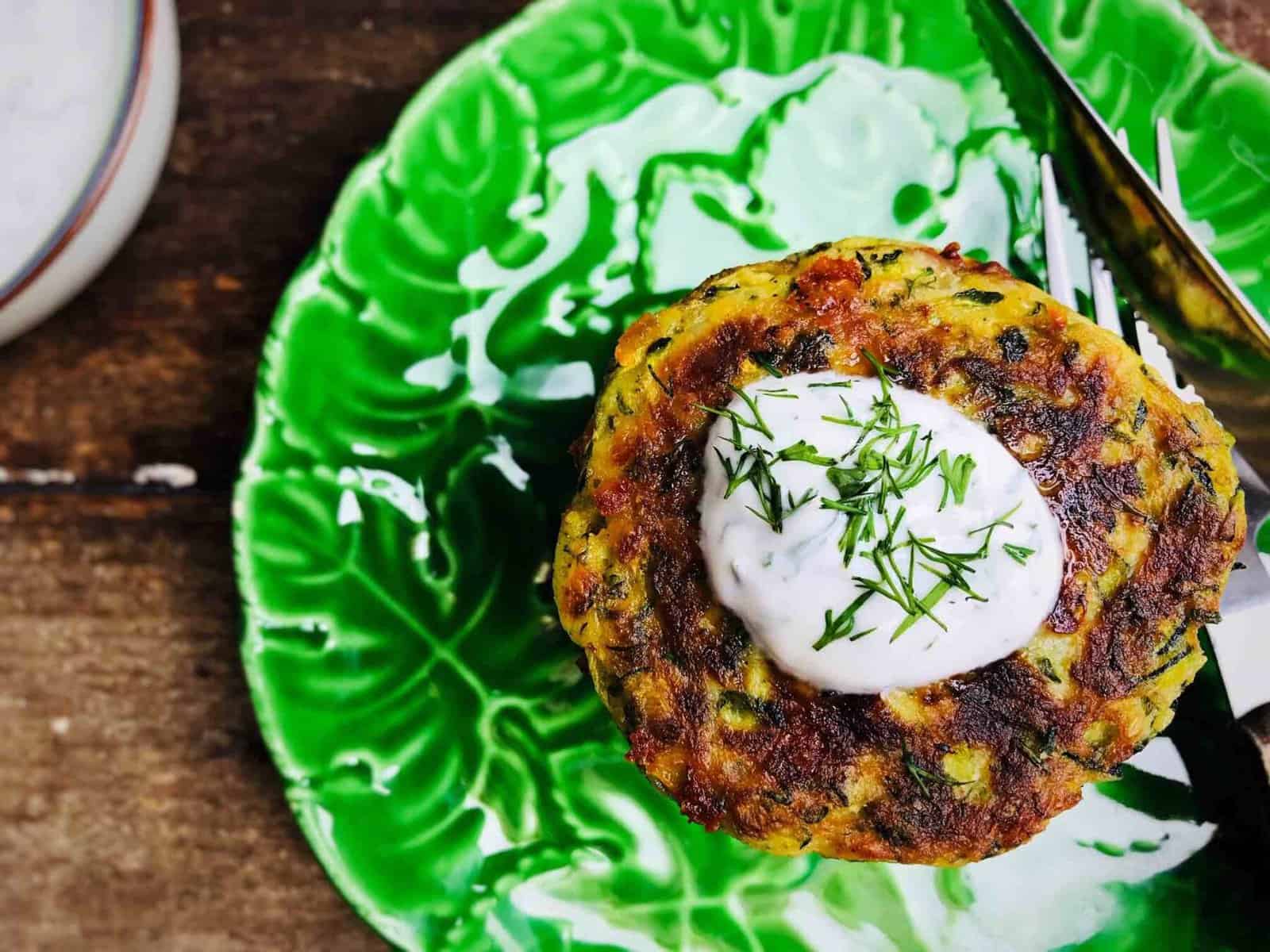 Chiftelute de zucchini cu sos de iaurt si verdeturi