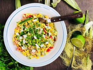 Salata vegetariana cu porumb dulce in lapte si avocado