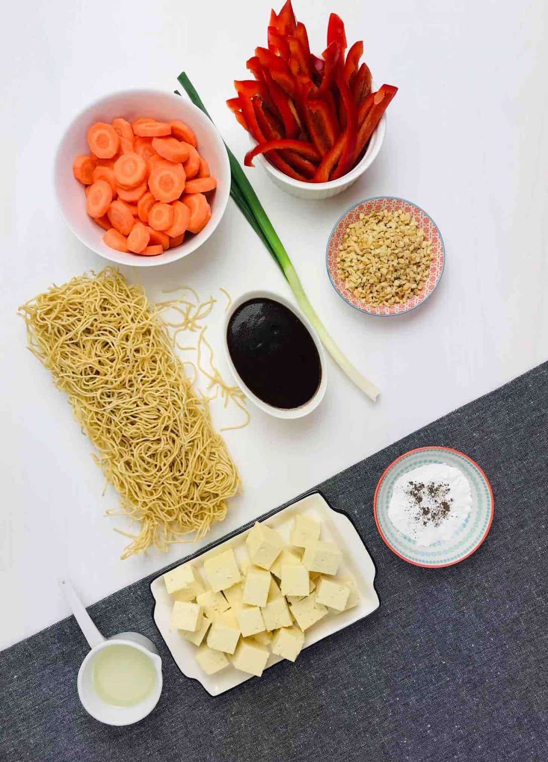 Ingrediente pentru tofu stir fry cu taitei