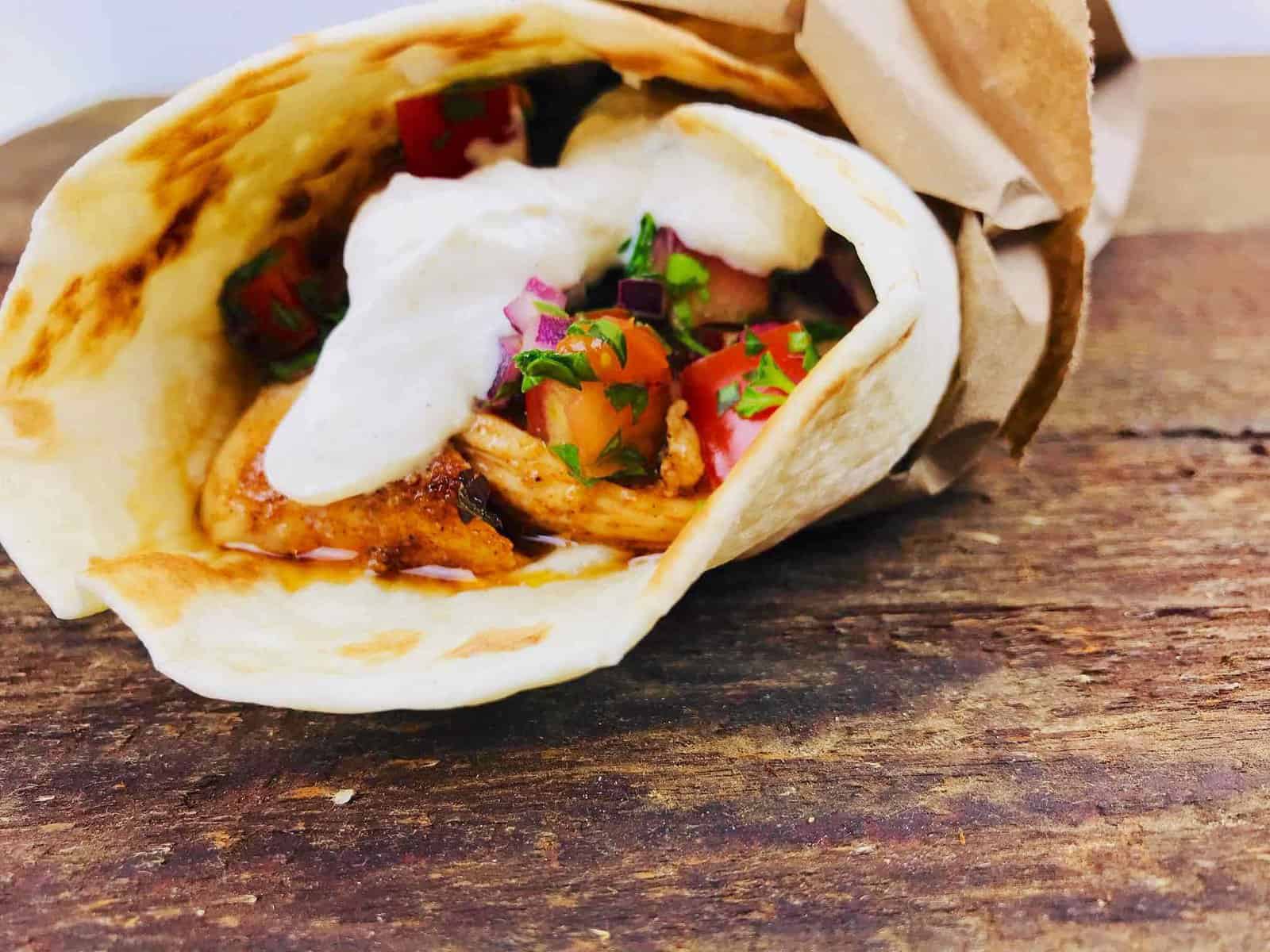 Taco cu pui, legume și sos de iaurt