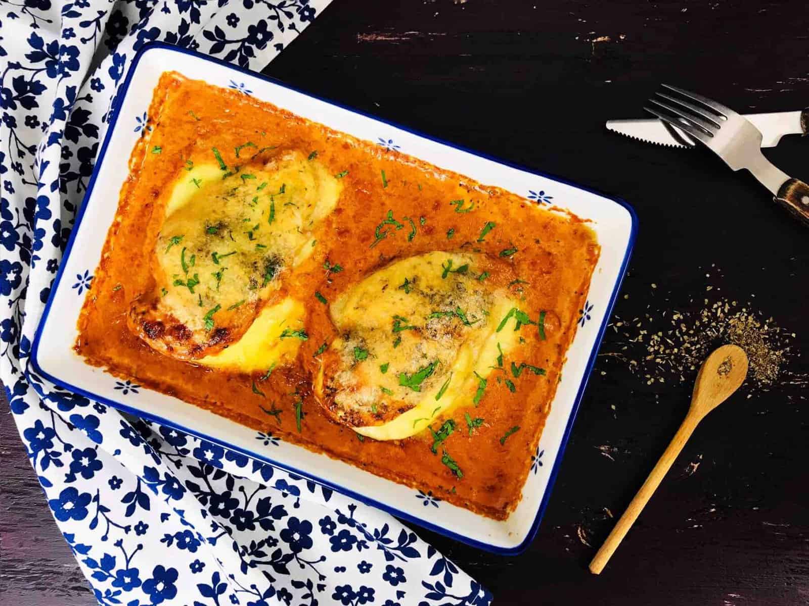 Piept de pui umplut cu mozzarella in sos de ardei copti