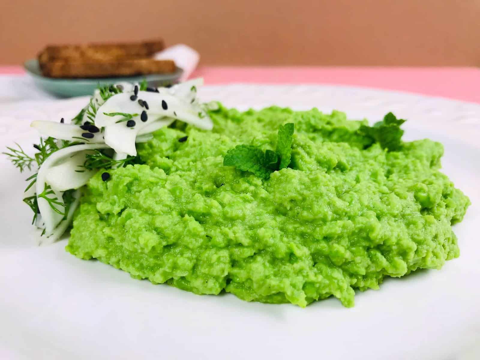 Pasta de mazare cu salata de fenicul si burrata