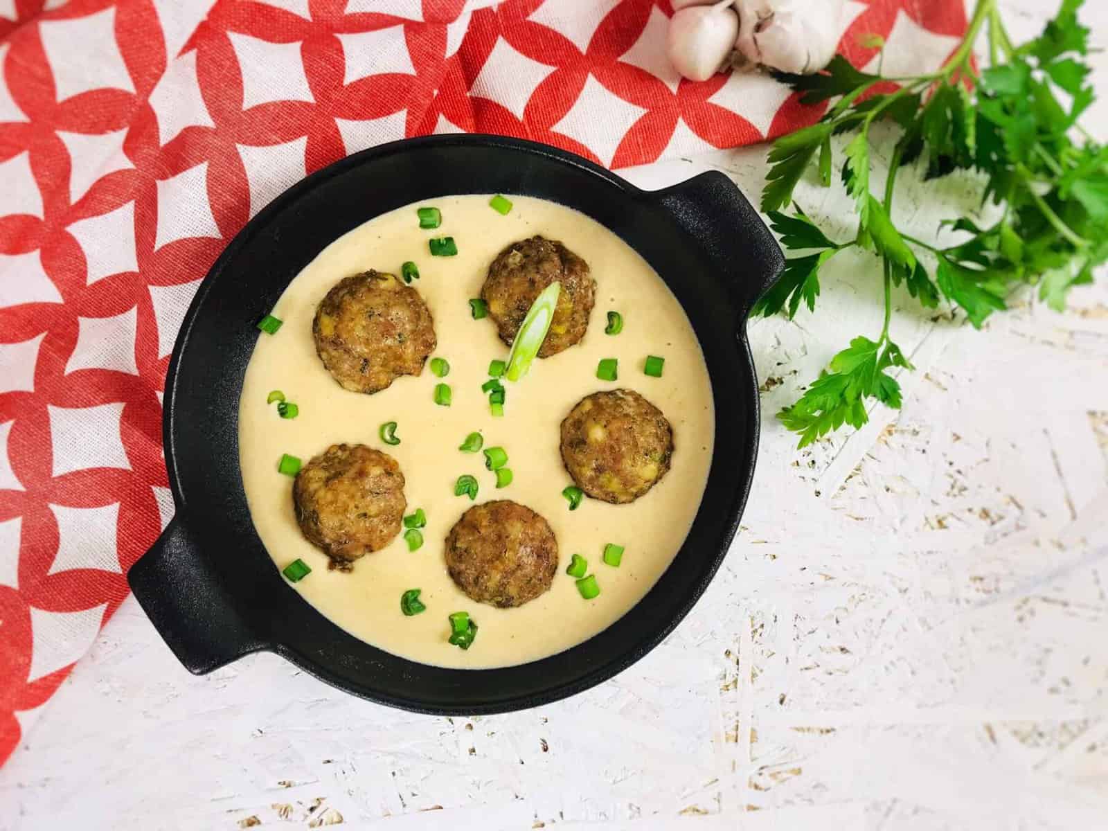 Chiftelute din carne de vita cu sos de smantana