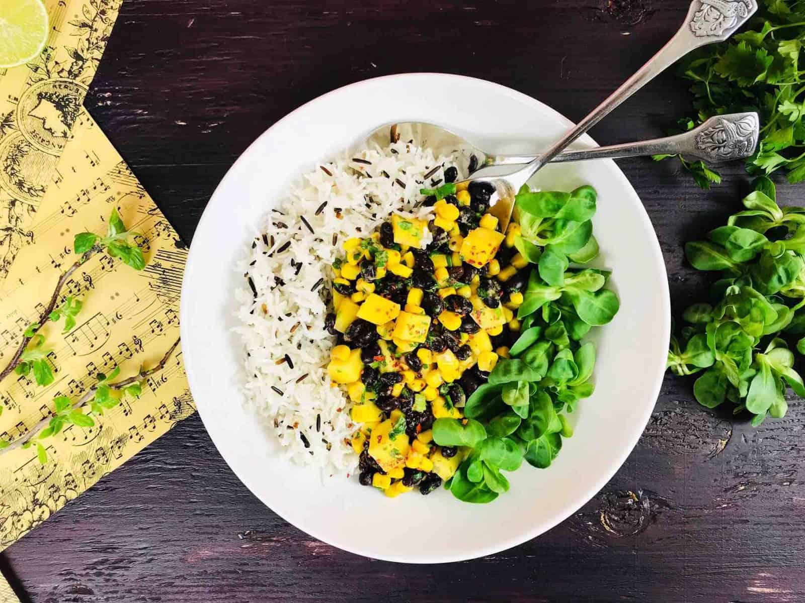 Salată cu mango, fasole neagră, porumb, orez și verdețuri