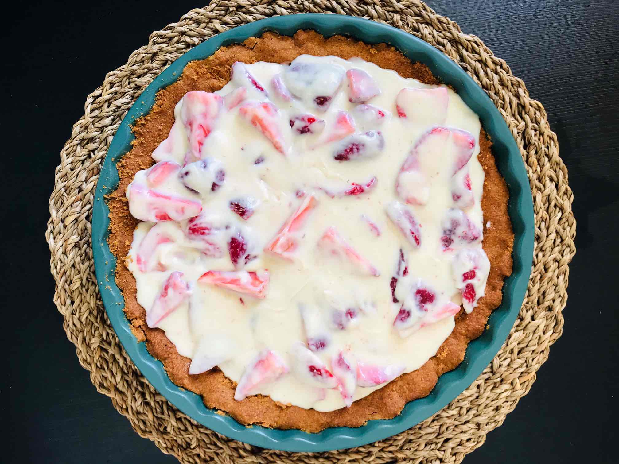 Prajitura cu capsuni si crema din branza cu ciocolata alba