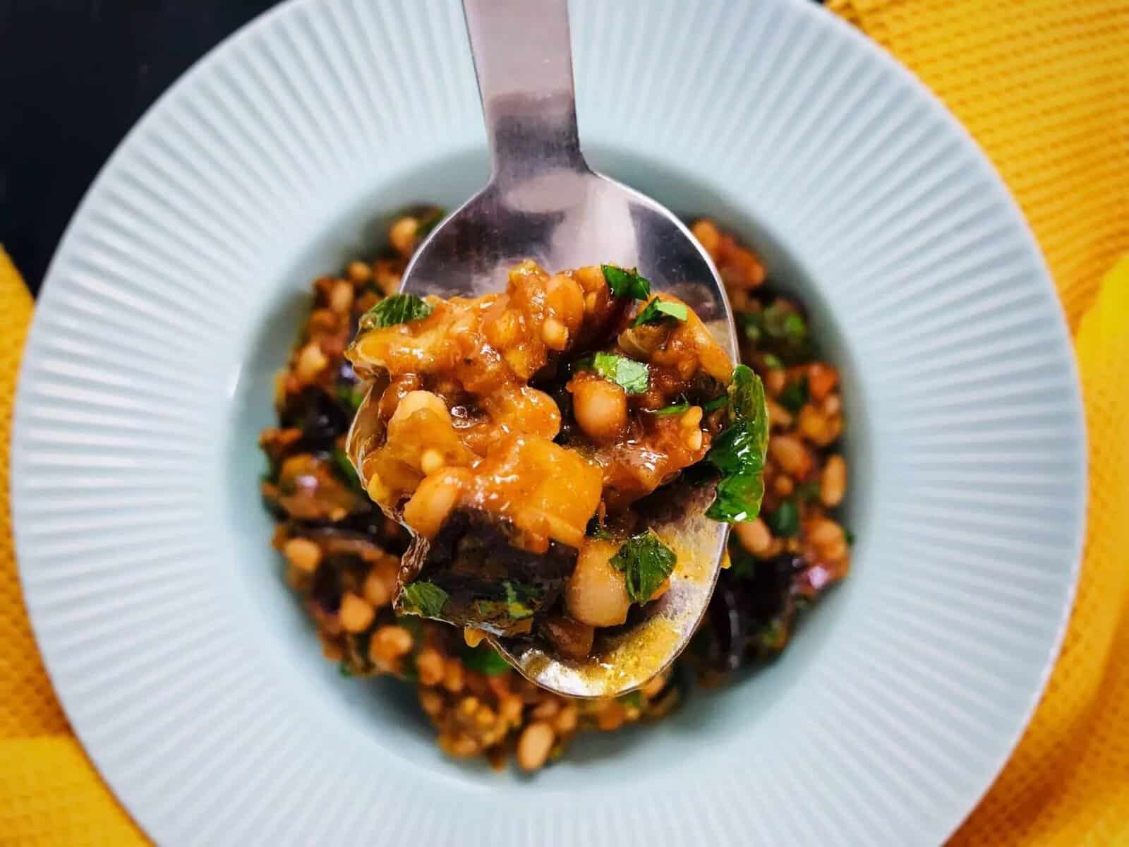 Mancare de vinete cu rosii si fasole