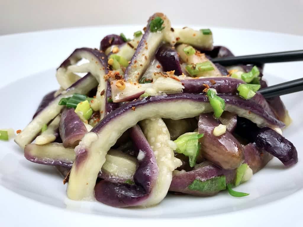 Salata rece cu vinete lunguiete, ceapa verde si usturoi