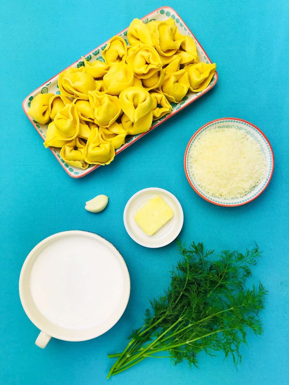 Ingrediente Tortellini cu branza si sos de smantana