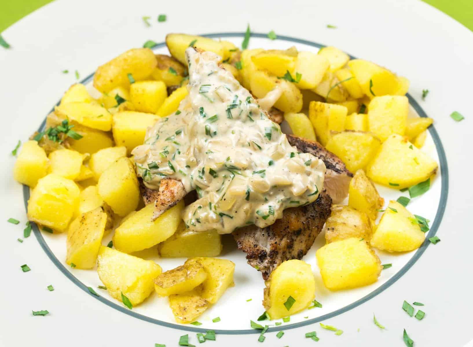 Pui cu sos de tarhon si cartofi