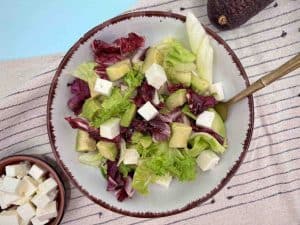Salata cu avocado, feta si verdeturi