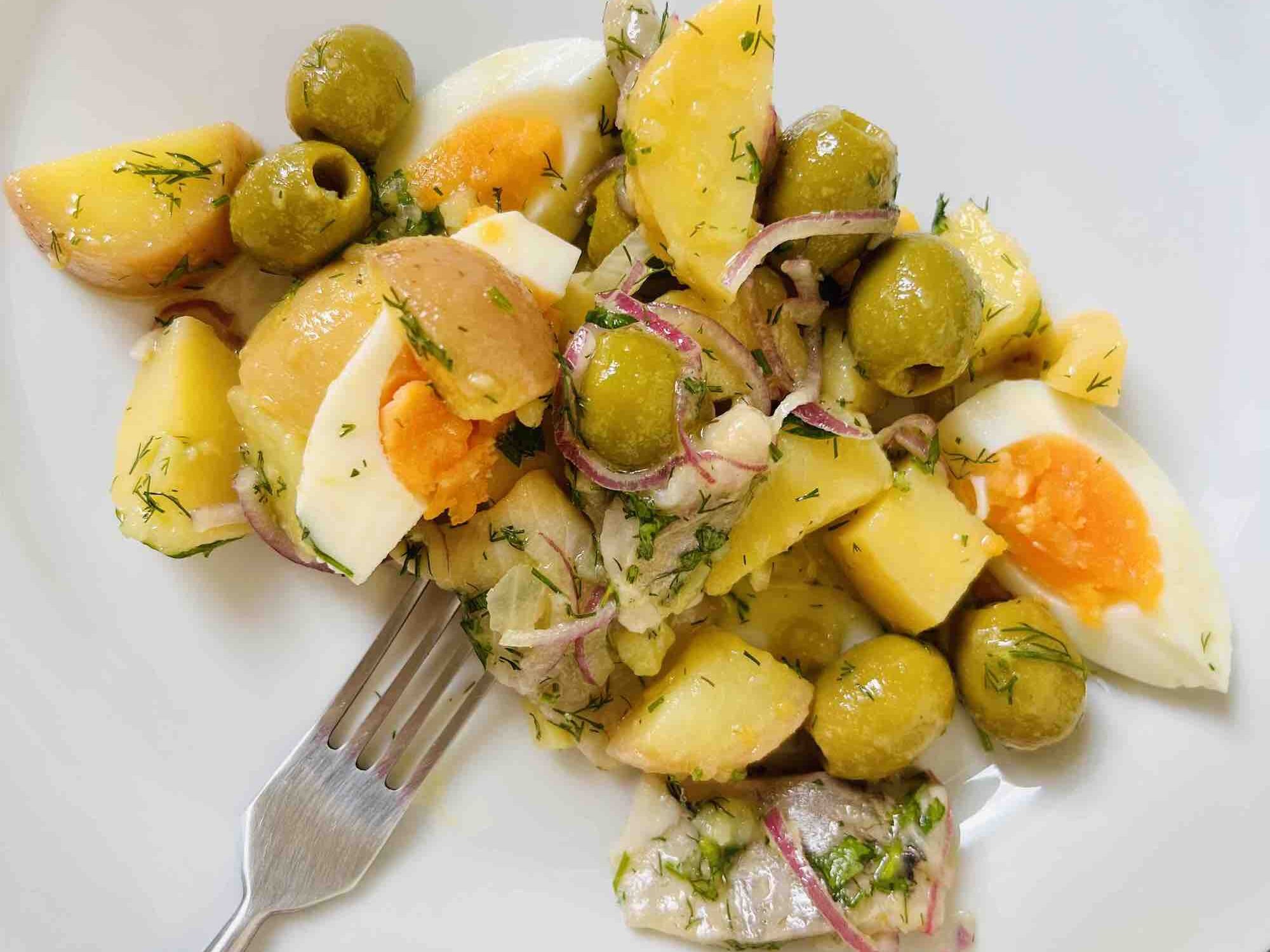 salata rece cu hering, cartofi, ou si ceapa