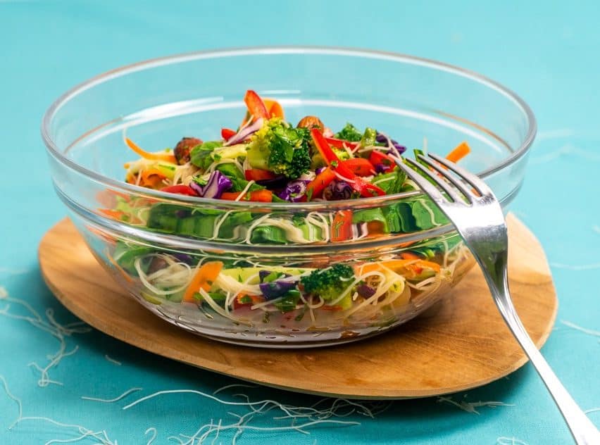 Salata cu taitei si legume