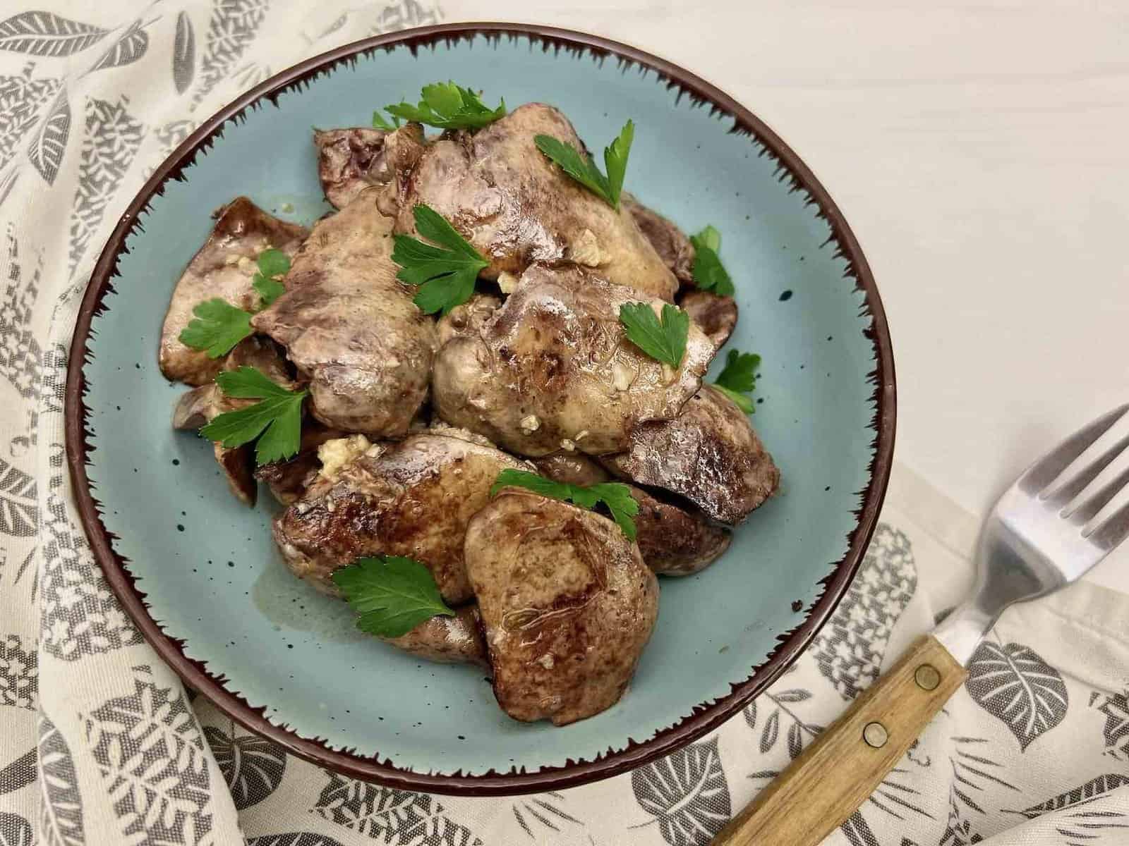 Reteta Ficatei de pui la tigaie cu vin alb si usturoi