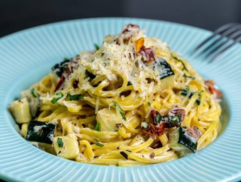 Paste cu zucchini si rosii uscate