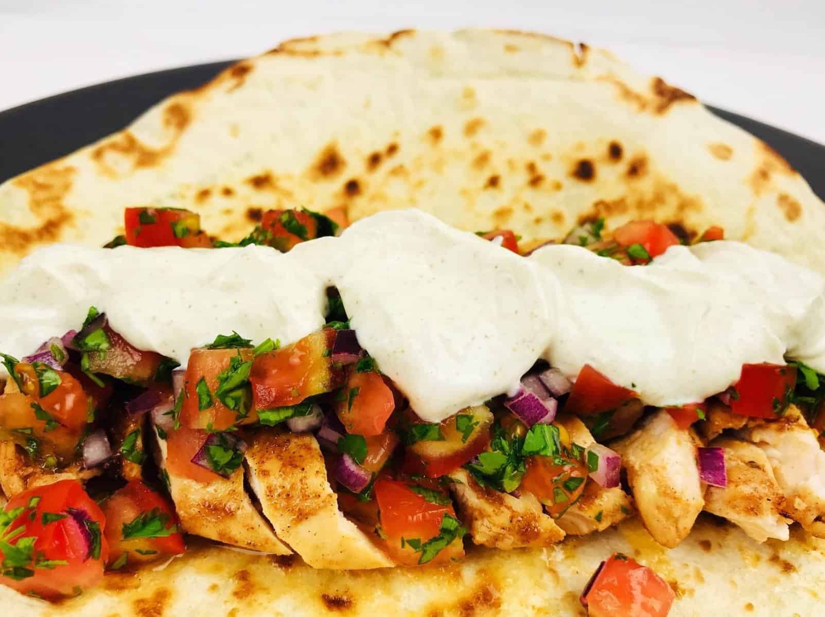 Taco cu pui, salsa si sos