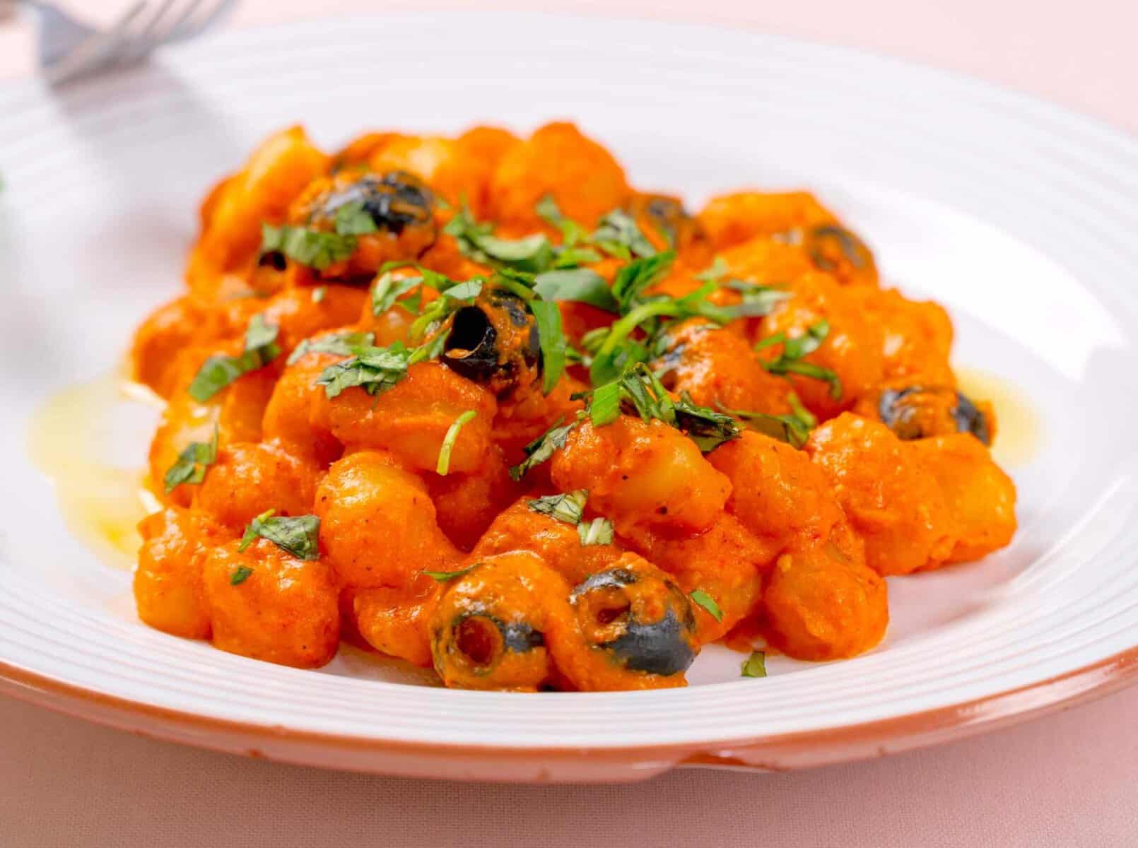 Mancare de gnocchi cu sos de ardei copti