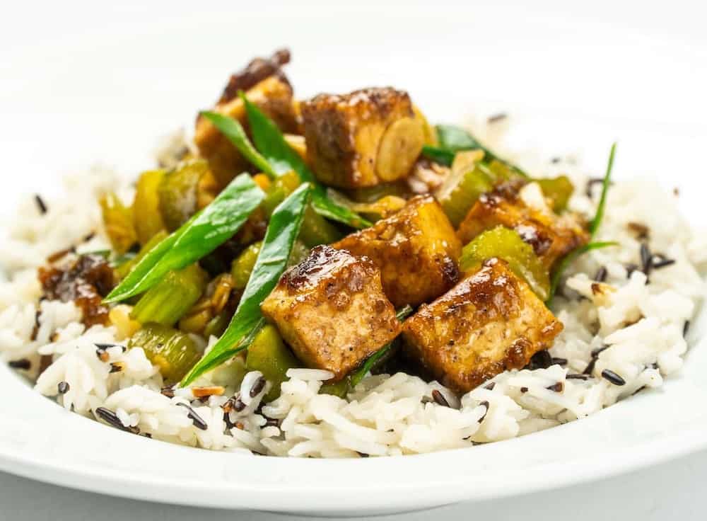 farfurie cu orez si tofu in sos