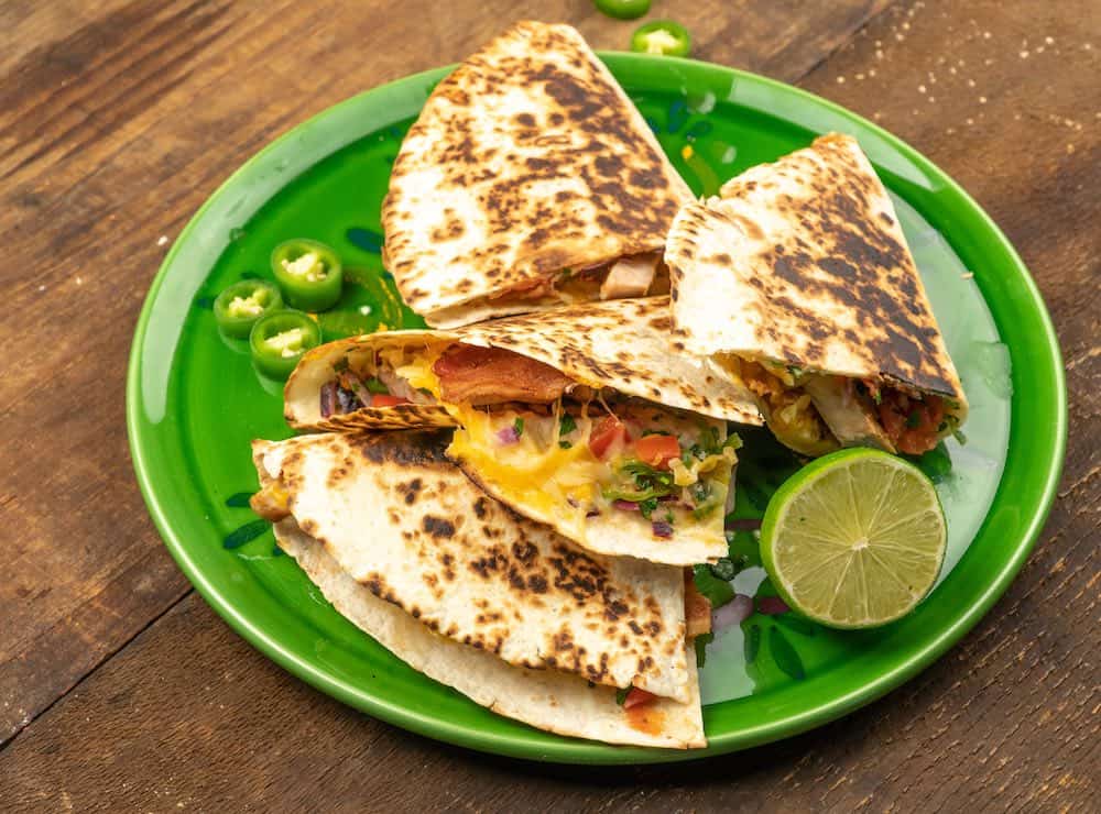 farfurie cu quesadilla de porc