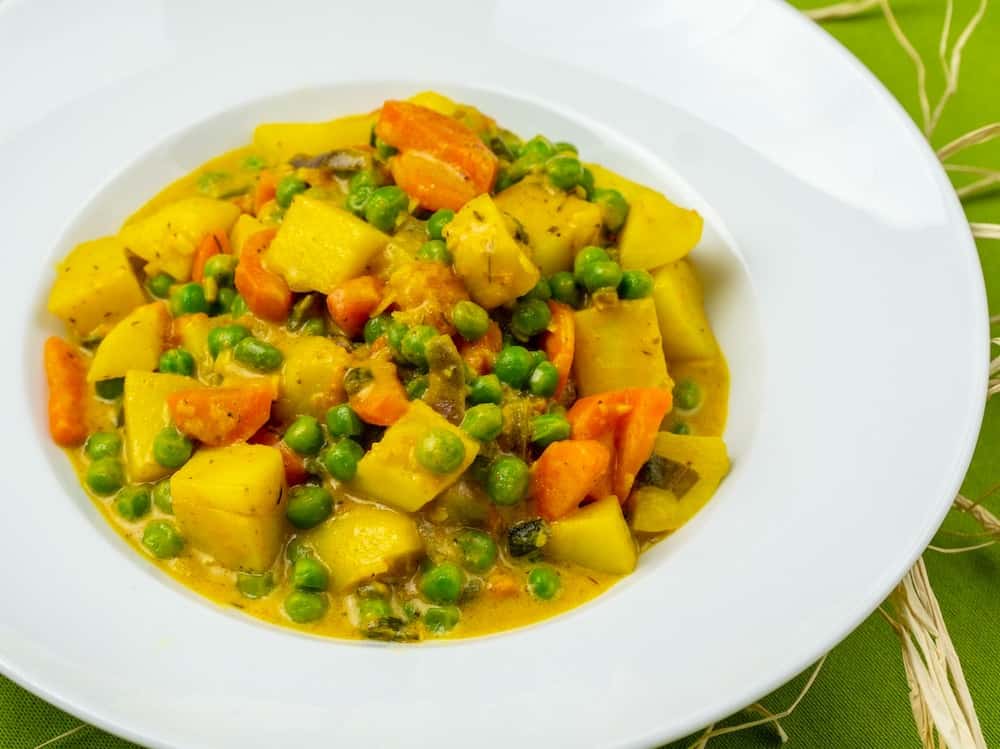 detaliu curry de cartofi in farfurie