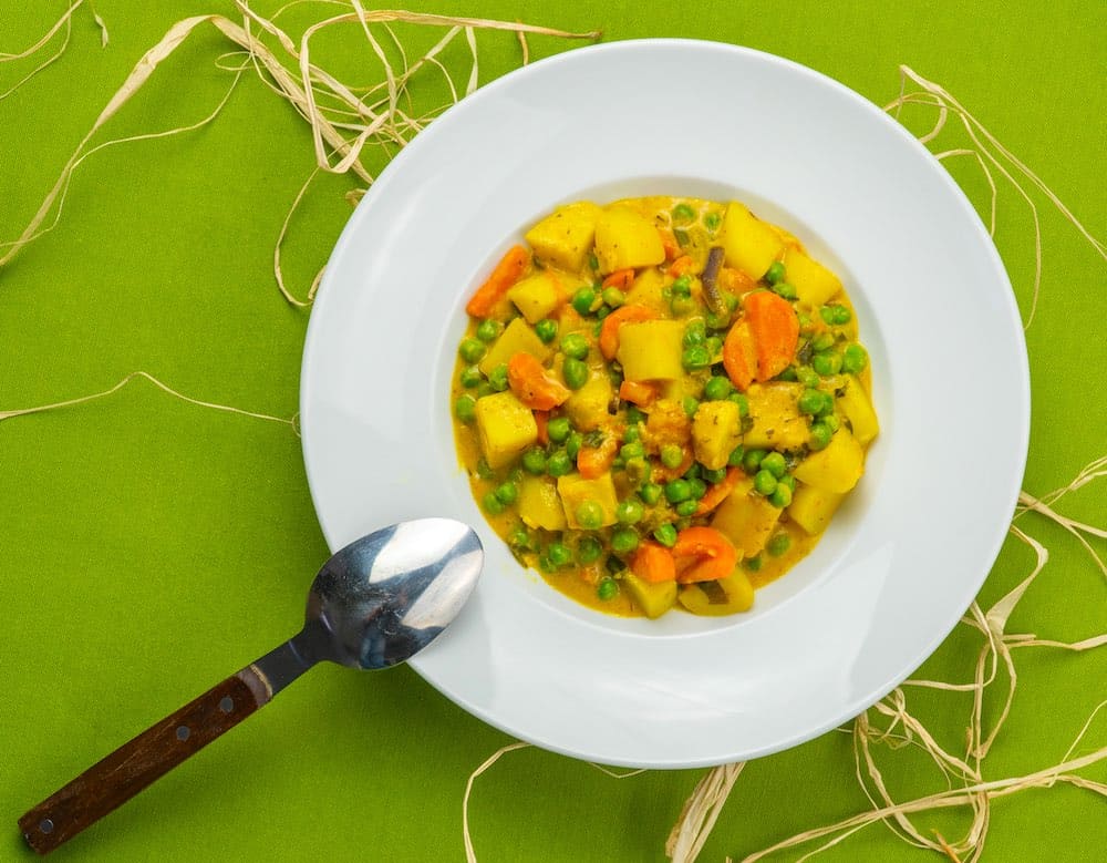 farfurie cu curry jamaican de cartofi