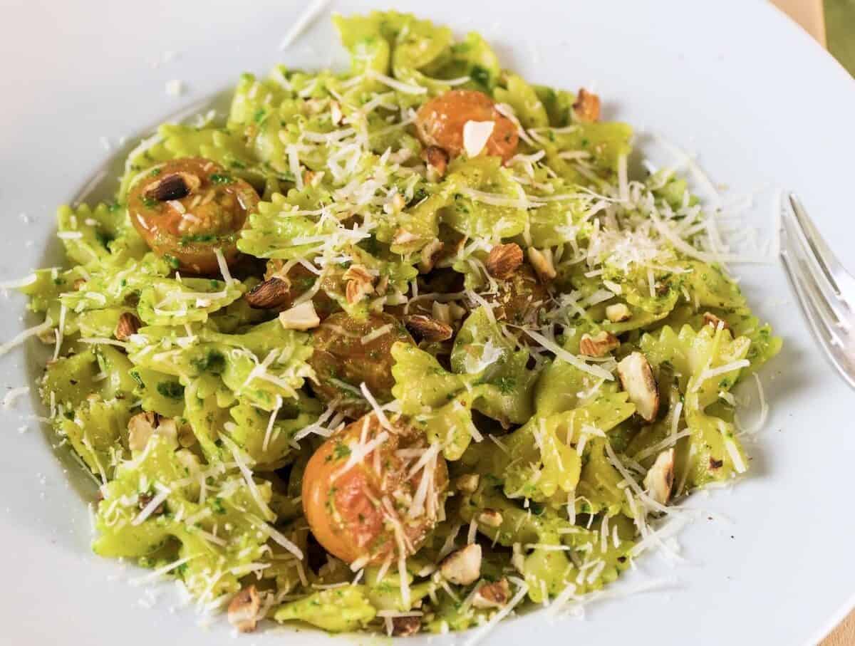 farfalle cu pesto de leurda, rosii si parmezan ras