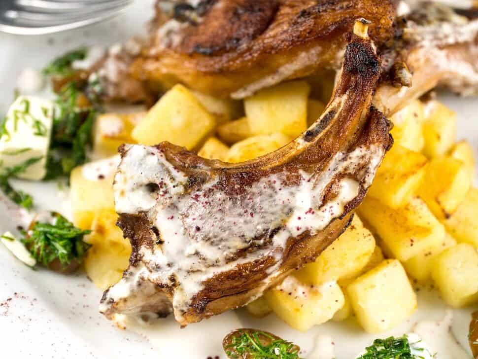 cotlete de miel prăjite cu sos de iaurt și cartofi