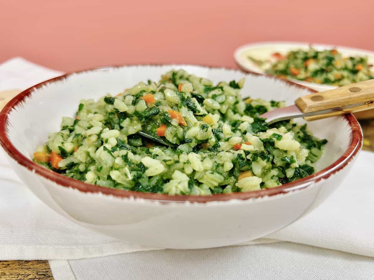 farfurie cu orez si urzici asezata pe masa