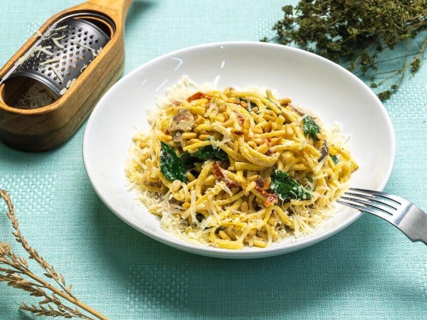 farfurie cu spatzle gătite cu spanac, ciuperci, rosii uscate si parmezan