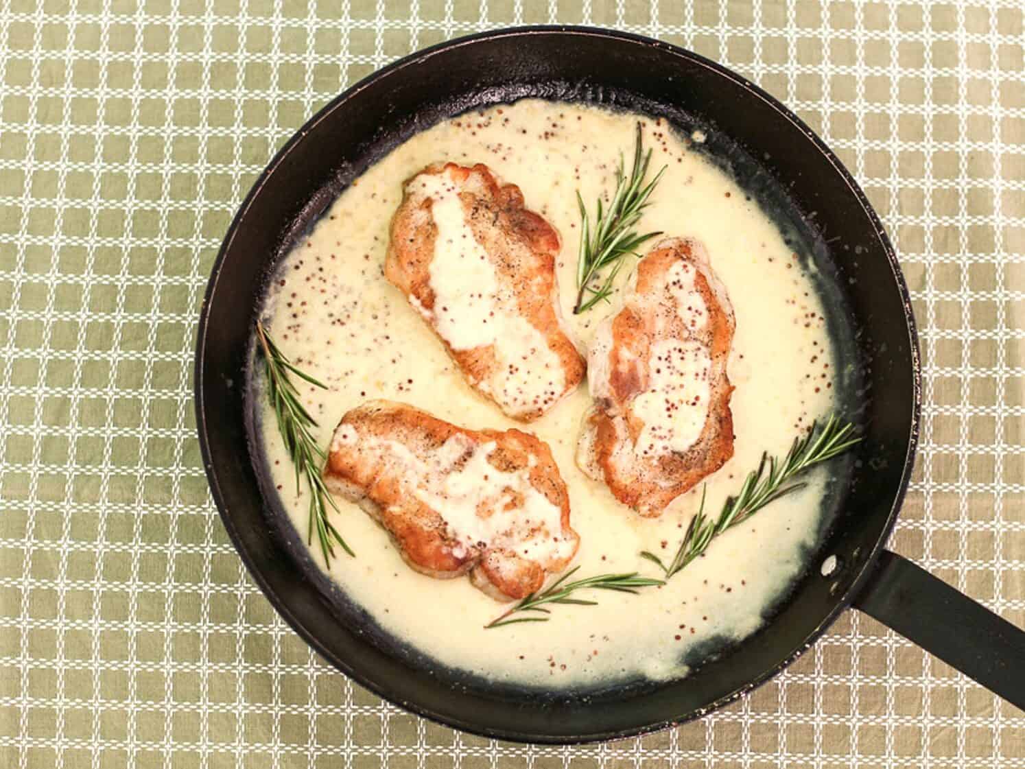 tigaie cu 3 cotlete de porc in sos de cidru si crengute de rozmarin