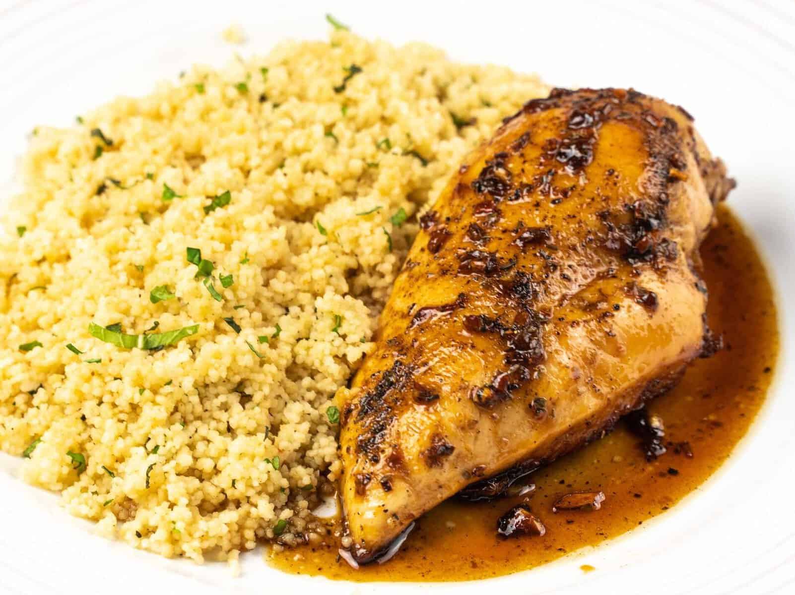 piept de pui cu sos de miere și garnitură de couscous