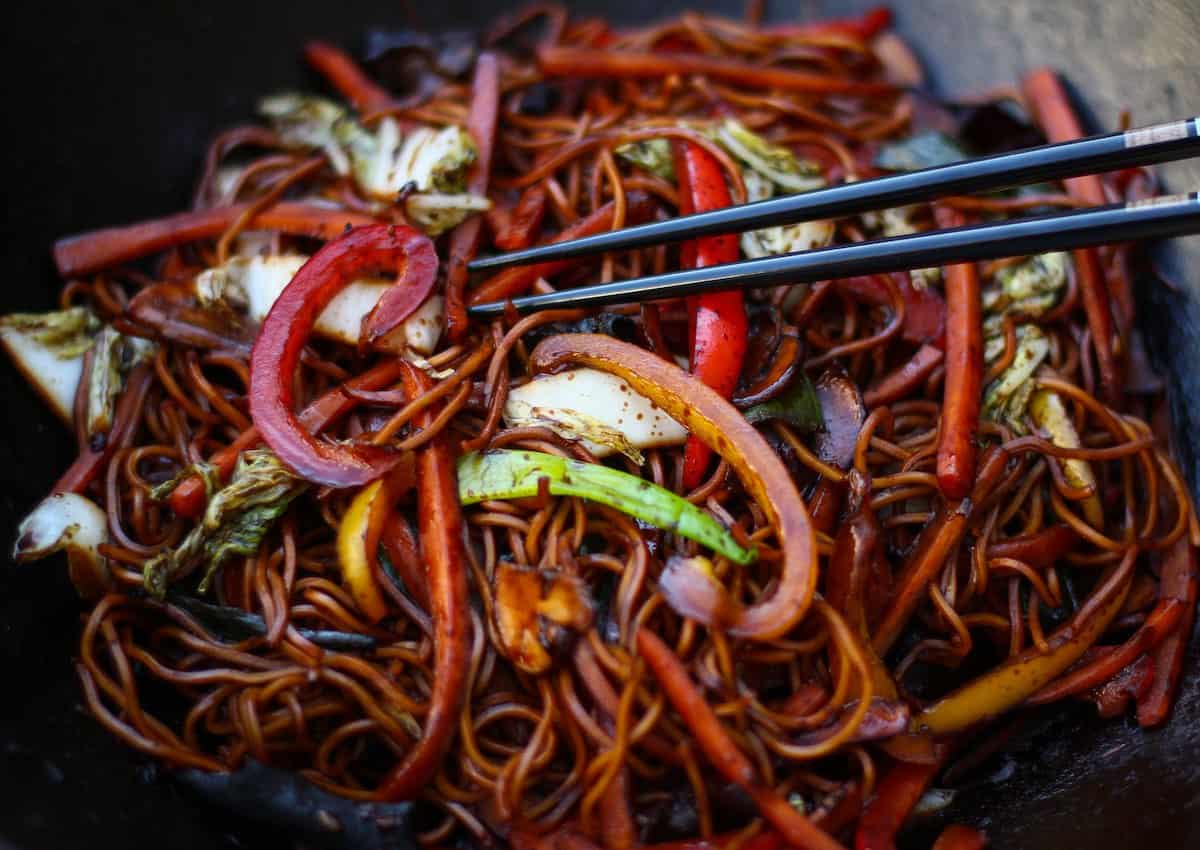 poza de detaliu Tăiței cu legume în stil Teriyaki