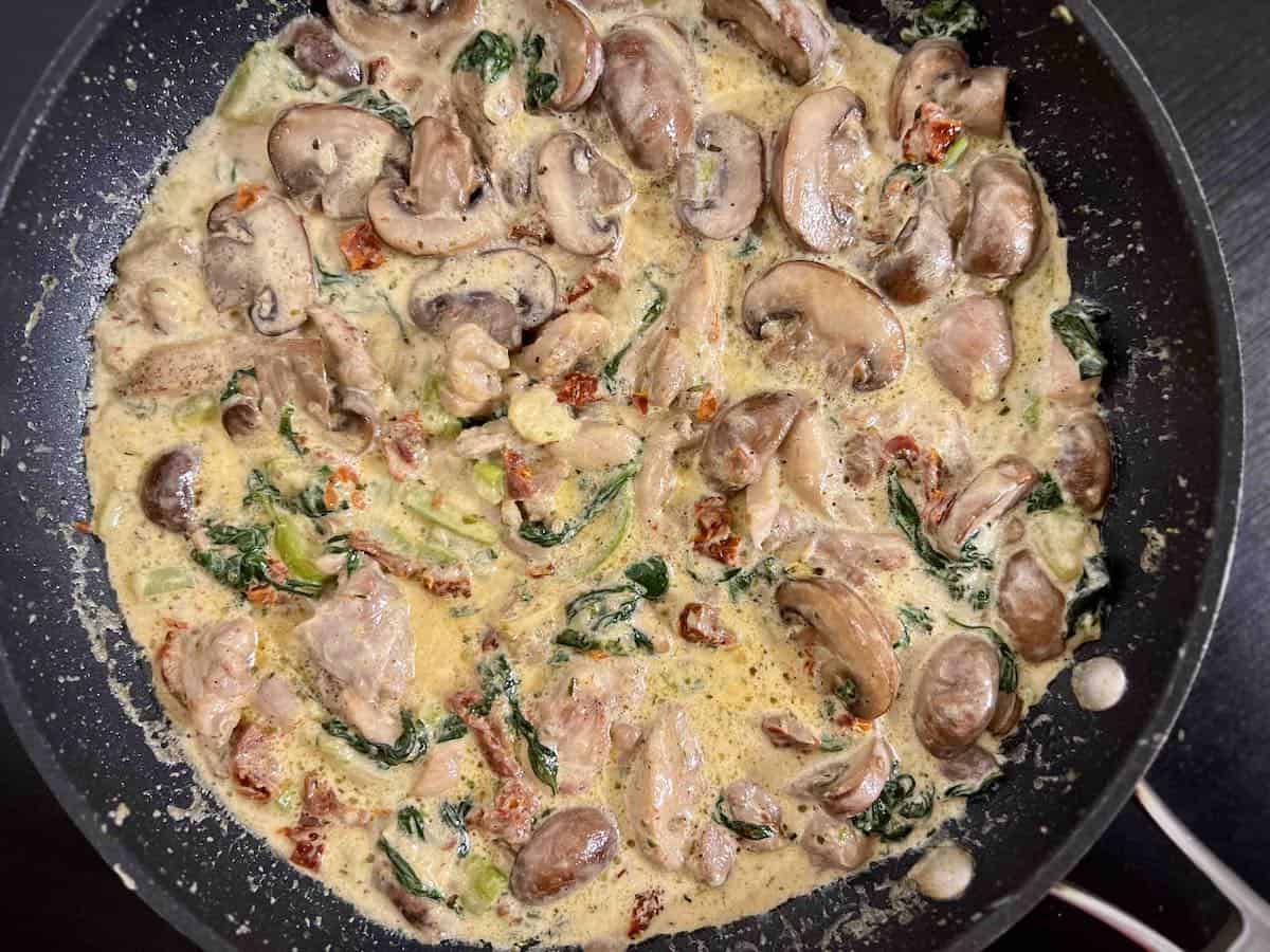 Mâncare de pui cu dovlecel și ciuperci, în tigaie