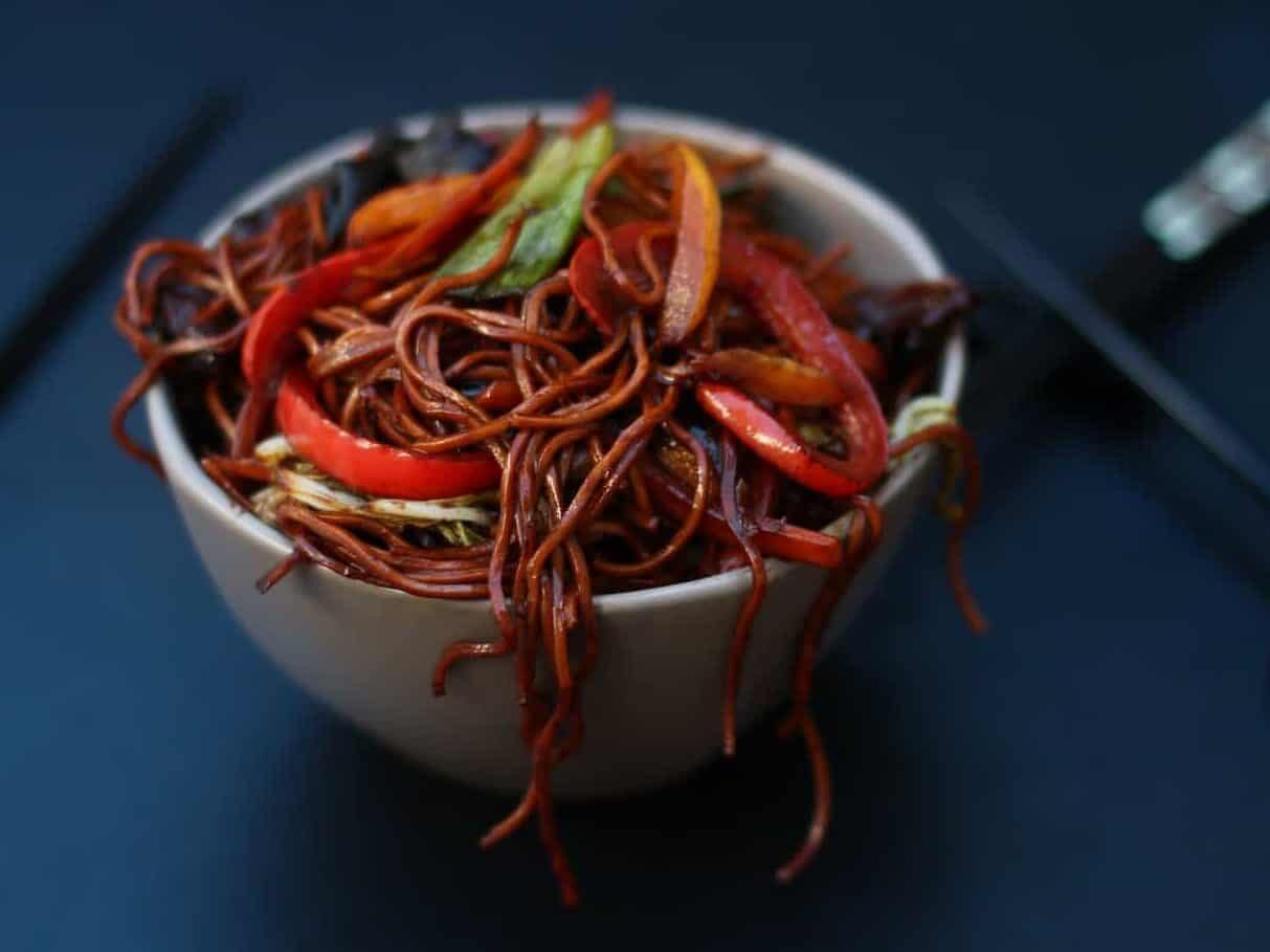 Bol gri plin cu Tăiței și legume în stil Teriyaki