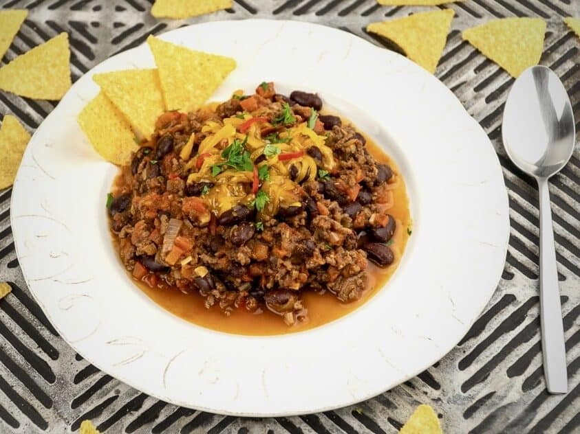 farfurie cu chili con carne si 3 nachos de porumb